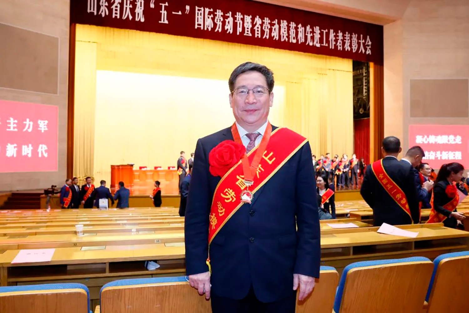 喜報(bào)！李永勝董事長(zhǎng)被授予“山東省勞動(dòng)模范”稱號(hào) 受省委、省政府表彰 (5)